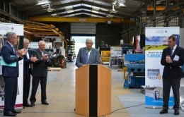 Frédéric VEAUX Präfekt der Region Mayenne, Roger MILLET erster stellvertretende Bürgermeister von Gorron, Bruno LESTAS Vorsitzender  der Gemeinschaft von Gemeinden, Michel BOITTIN und Eric BOITTIN Geschäftsführer von SERAP.