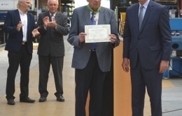 Roger MILLET erster stellvertretende Bürgermeister von Gorron, Bruno LESTAS Vorsitzender  der Gemeinschaft von Gemeinden, Michel BOITTIN Geschäftsführer von SERAP vom 1968 bis 2000 und Frédéric VEAUX  Präfekt der Region Mayenne.
