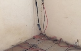 An die Solarzellen der Sammelstelle angeschlossene Batteriespeicher - Senegal