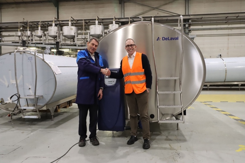 Bild 2: Eric Boittin (links) und Paul L&ouml;gfren (rechts) vor einem von SERAP hergestellten DeLaval-Milchk&uuml;hltank in Gorron/ Frankreich.