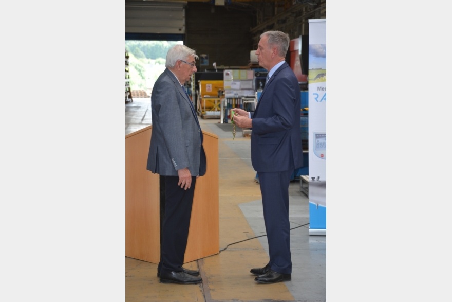 Herr Frédéric VEAUX, Präfekt der Region Mayenne (rechts) Gibt den Komtur-Verdienstordensmedaille für Landwirtschaft an Herr Michel BOITTIN (links).