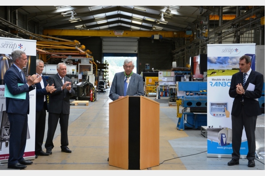 Frédéric VEAUX Präfekt der Region Mayenne, Roger MILLET erster stellvertretende Bürgermeister von Gorron, Bruno LESTAS Vorsitzender  der Gemeinschaft von Gemeinden, Michel BOITTIN und Eric BOITTIN Geschäftsführer von SERAP.