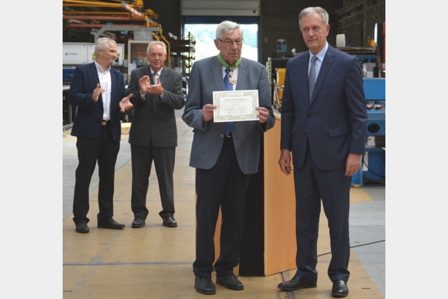 Roger MILLET erster stellvertretende Bürgermeister von Gorron, Bruno LESTAS Vorsitzender  der Gemeinschaft von Gemeinden, Michel BOITTIN Geschäftsführer von SERAP vom 1968 bis 2000 und Frédéric VEAUX  Präfekt der Region Mayenne.