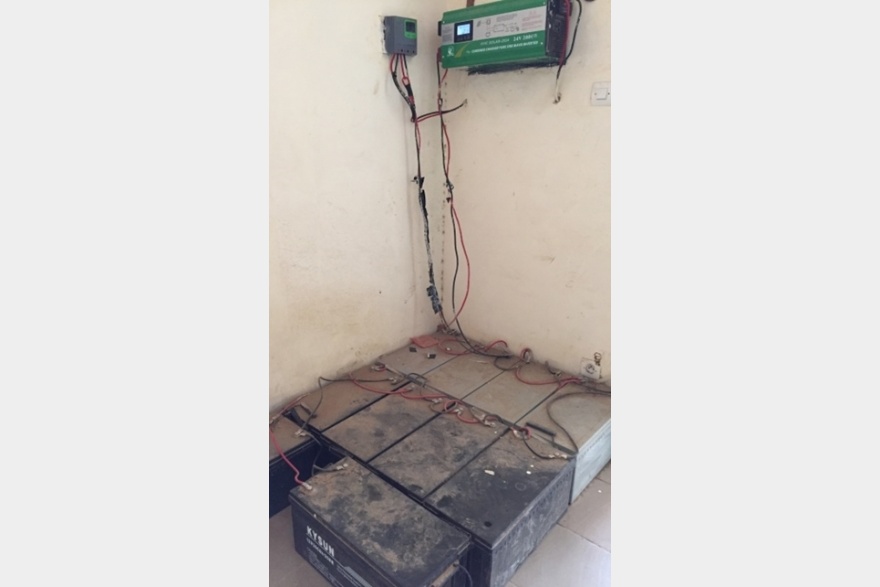 An die Solarzellen der Sammelstelle angeschlossene Batteriespeicher - Senegal